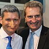 Original und Double: Der frühere Ministerpräsident und EU-Kommissar Günther Oettinger bekommt den Alefanz-Orden 2020 auf Schloss ...