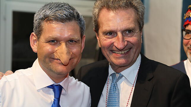 Original und Double: Der frühere Ministerpräsident und EU-Kommissar Günther Oettinger bekommt den Alefanz-Orden 2020 auf Schloss ...
