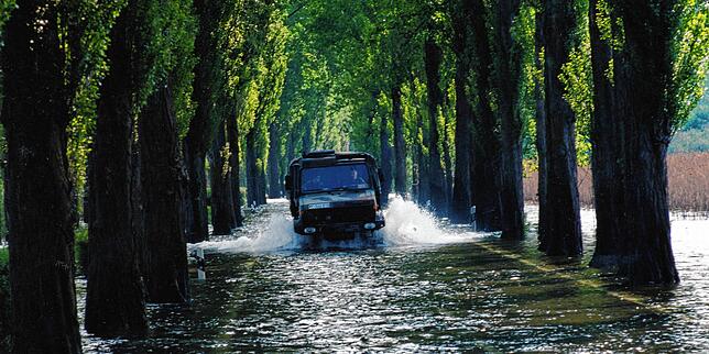 (Archivbild) Beim Bodensee-Hochwasser 1999 wurde auch der Inseldamm zur Reichenau überflutet. Fahrzeuge der Bundeswehr konnten ihn noch ...