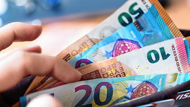 Mehr Geld im Portemonnaie: Mit der Inflationsprämie können Arbeitgeber ihren Beschäftigten bis zu 3000 Euro als steuerfreie ...