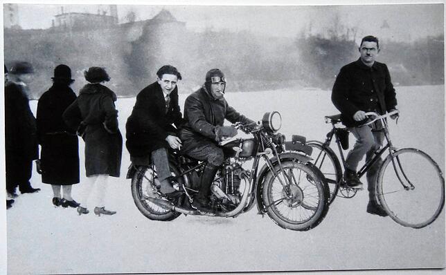 Das Bild fand sich im Archiv mit der Unterschrift: Ernst Maier mit Motorrad und Grenzwächter Müller mit Velo.