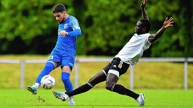 Doppel-Torschützen: Der Laufenburger Paul Mendy (rechts) grätscht in den Schuss des Weilers Sergio Cammarano. Beide trafen im ...
