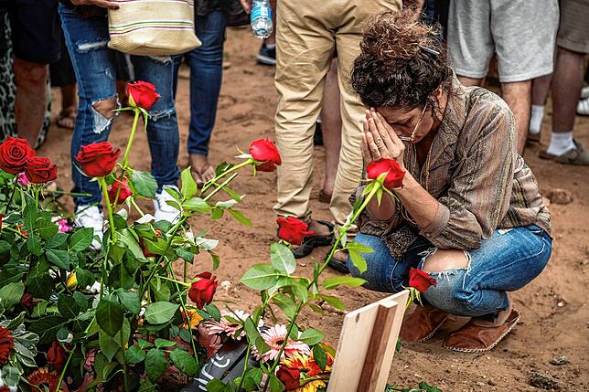 Eine Frau weint am Grab von Yonat Or, der am 7. Oktober im Kibbuz Be‘eri nahe der Grenze zum Gazastreifen getötet worden war.