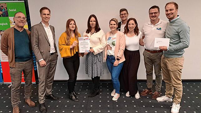 1. Platz: Der Förderverein Kita in der Mühle aus Murg gewinnt 3000 Euro. Von links: Markus Vonberg, Lokalredaktion Bad Säckingen, David ...