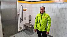 Katrin Morasch von der Pasta-Bar Aldente muss immer wieder eingreifen, wenn auf den Bahnhofstoiletten der Notruf ausgelöst wird.