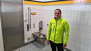 Katrin Morasch von der Pasta-Bar Aldente muss immer wieder eingreifen, wenn auf den Bahnhofstoiletten der Notruf ausgelöst wird.
