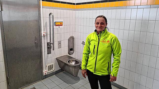 Katrin Morasch von der Pasta-Bar Aldente muss immer wieder eingreifen, wenn auf den Bahnhofstoiletten der Notruf ausgelöst wird.