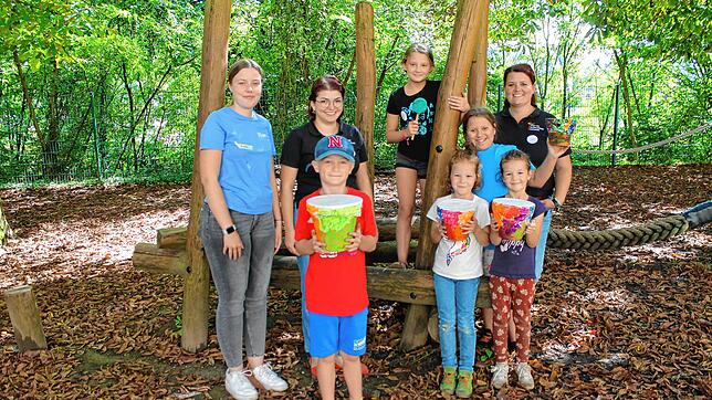 Lara Sutter, Natalie Winands und Kathrin Thoma (von links) haben im Rahmen des Lakiso mit Kindern Trommeln und Regenmacher gebastelt und ...