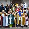 Sternsinger, der Vikar, Simon Dreher, und die jugendlichen Helfer von den Ministranten haben sich auf den Stufen der St.-Nikolaus-Kirche ...