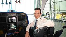 Viktor Schacht sitzt in der Gondel des Zeppelin NT. Er ist derzeit in der Ausbildung zum Zeppelin-Piloten.