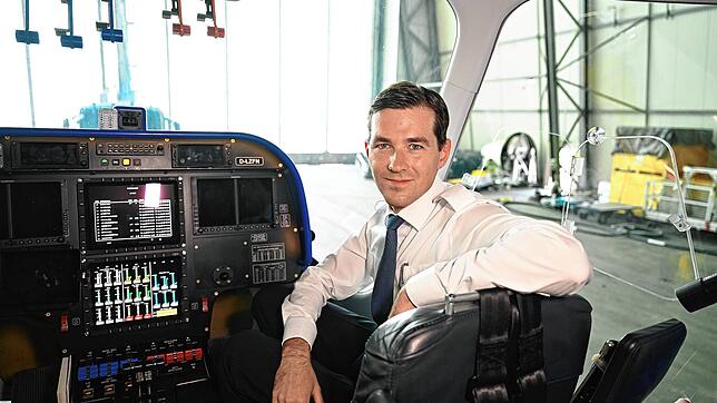 Viktor Schacht sitzt in der Gondel des Zeppelin NT. Er ist derzeit in der Ausbildung zum Zeppelin-Piloten.
