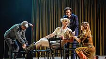 Stasia (Josefin Feiler, rechts), Gabriel Dan (Marco Massafra, Zweiter von rechts) und Esel August (Boris Burgstaller, links) helfen dem ...