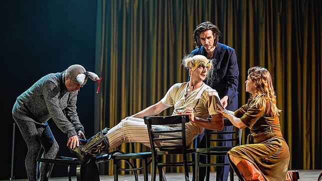 Stasia (Josefin Feiler, rechts), Gabriel Dan (Marco Massafra, Zweiter von rechts) und Esel August (Boris Burgstaller, links) helfen dem ...