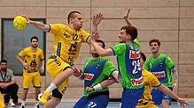 Tim Enninghorst (links, am Ball) erzielte fünf Treffer beim Heimsieg der HSG Konstanz II gegen die SG Ohlsbach/Elgersweier.