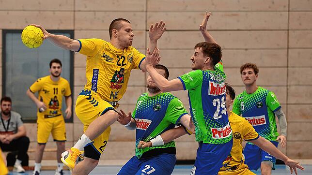 Tim Enninghorst (links, am Ball) erzielte fünf Treffer beim Heimsieg der HSG Konstanz II gegen die SG Ohlsbach/Elgersweier.