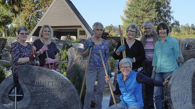 Halten den Friedhof in Birkendorf sauber (hinten, von links): Brigitte Sommerfeld, Maria Braun, Marianne Frommherz, Gretel Keßler, ...