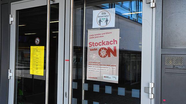Mahnung zur Wachsamkeit: Am Montag beginnt kein Schuljahr wie jedes andere, das wird schon an der Eingangstür zum Nellenburg-Gymnasium ...