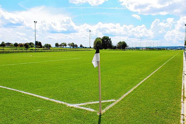 Nur die Eckfahnen halten dem Sportplatz des SV Aasen aus der Bezirksliga Schwarzwald derzeit die Stange.