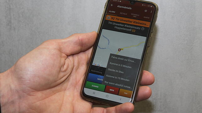 Die App &bdquo;Alamos&ldquo;: Die Feuerwehrleute können darüber im Falle eines Einsatzes direkt melden, ob sie kommen, nicht kommen, ...