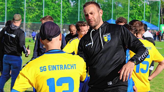 Uli Bärmann, Trainer der SG Eintracht, gratulierte seinen Spielern am vergangenen Sonntag zu der vorzeitigen Kreisliga A-Meisterschaft.