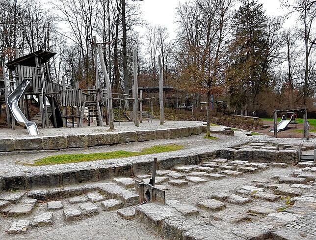 An grauen Tagen ist es hier am Spielplatz Möglingshöhe sehr still und ruhig. An sonnigen Tagen ist er dagegen sehr beliebt, gegenüber ...