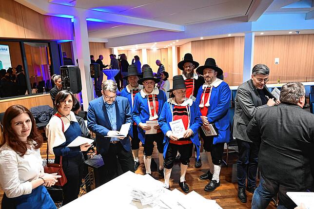 Das neue Kreisjahrbuch 2024 des Landkreises Waldshut fand bei den Gästen der Vernissage großen Anklang, so auch bei den Repräsentanten ...
