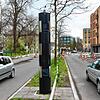 Die Blitzersäule in der Mitte der Reichenaustraße. Nur rechts darf man hier nicht mehr als 30 fahren, links gilt tagsüber Tempo 50.