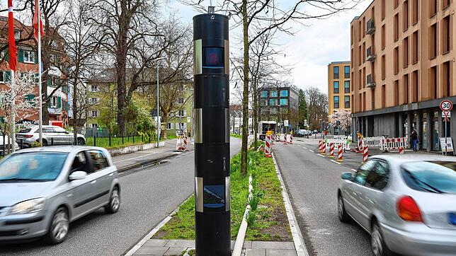Die Blitzersäule in der Mitte der Reichenaustraße. Nur rechts darf man hier nicht mehr als 30 fahren, links gilt tagsüber Tempo 50.