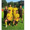 Das Trainerteam des SV Hölzlebruck mit den Neuzugängen. Stehend, von links: Co-Trainer Dirk Hackenjos, Jonas Hilpert, Ibrahima Diba und ...