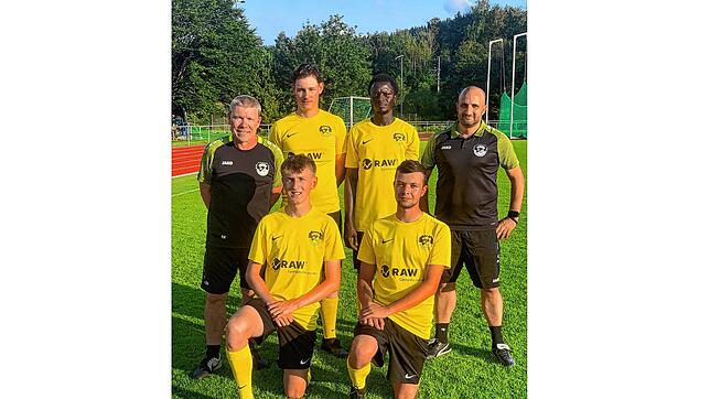 Das Trainerteam des SV Hölzlebruck mit den Neuzugängen. Stehend, von links: Co-Trainer Dirk Hackenjos, Jonas Hilpert, Ibrahima Diba und ...