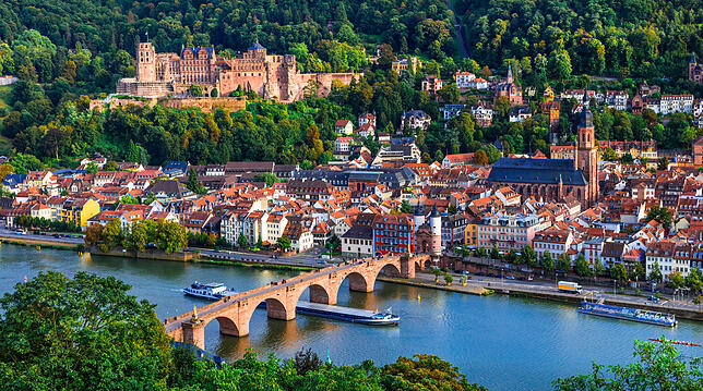 Direkt am Neckar, liegt die Heidelberger Altstadt.