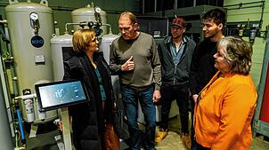 Franziska Brantner vor der Stickstoff-Erzeugungsanlage bei Belenus. Alexander und Fabian Theinert erläutern Einzelheiten. Dabei sind ...