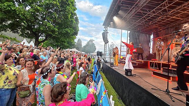 Die Stimmung im Uferpark ist grandios. Das Bild entstand im Vorjahr beim Besuch der Schlagerband Papis Pumpels.