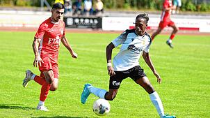 Einen Schritt voraus: Kurz vor Schluss erzielte Jerome Chikwaira (rechts, gegen Can Cicek) vom FSV Rheinfelden den 3:2-Siegtreffer im ...