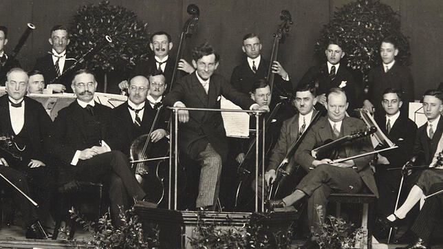 Heinrich Burkard als Dirigent bei einem Konzert 1927, in dem auch Paul Hindemith (rechts daneben) an der Bratsche mitspielte. Nun retten ...