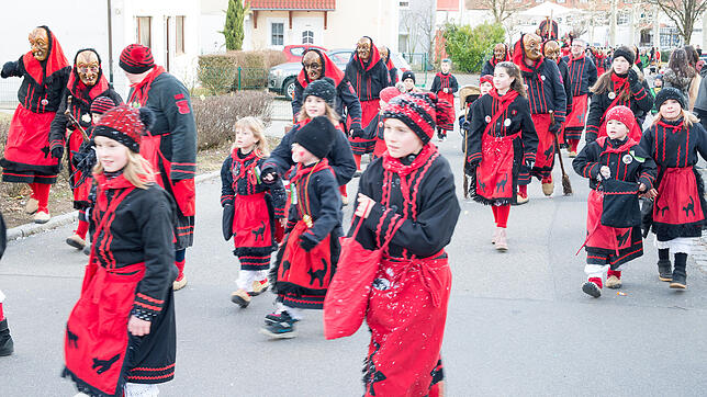 Die Immenstaader Hexen beim Jubiläumsumzug 2019.