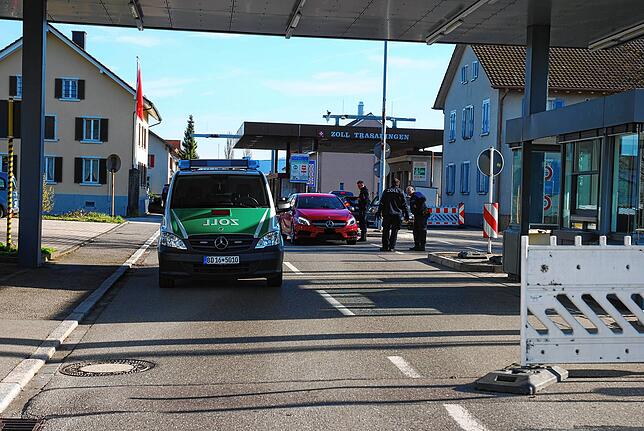 Seit Montag, 16. März, sind die Grenzen nach Deutschland weitgehend geschlossen. Auch am Grenzübergang Erzingen-Trasadingen ...
