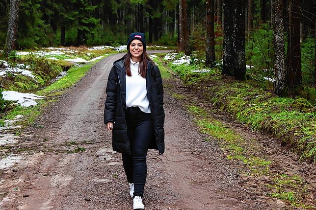 Maria Paratore genießt die Spaziergänge im nahen Wald. Die Reha in der Nachsorgeklinik Tannheim hilft ihr, auch für zuhause Bewegung ...