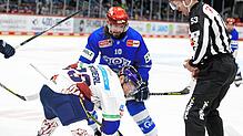Mirko Höfflin (roter Helm) trifft am heutigen Abend erstmals nach seiner Rückkehr nach Schwenningen auf seinen Ex-Verein aus Ingolstadt.