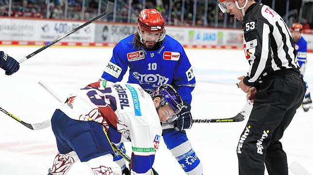 Mirko Höfflin (roter Helm) trifft am heutigen Abend erstmals nach seiner Rückkehr nach Schwenningen auf seinen Ex-Verein aus Ingolstadt.