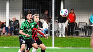 Der FC Königsfeld (Maximilian Lehmann, rechts) hat sich im Verfolgerduell gegen den VfR Stockach (Alessandro Fiore Tapia) mit 2:1 ...