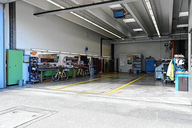 Auch eine eigene Kfz-Werkstatt gehört zum Inventar des Flughafens.