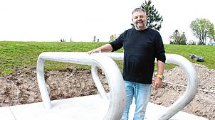 Oswald Matt auf der Passage zwischen den Hochsicherheitspollern.