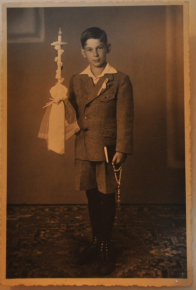 Erich Hauser an seiner Erstkommunion, eines der wenigen Fotos aus der Kindheit. Buben trugen Wollstrümpfe unter kurzen Hosen. Von seinem ...