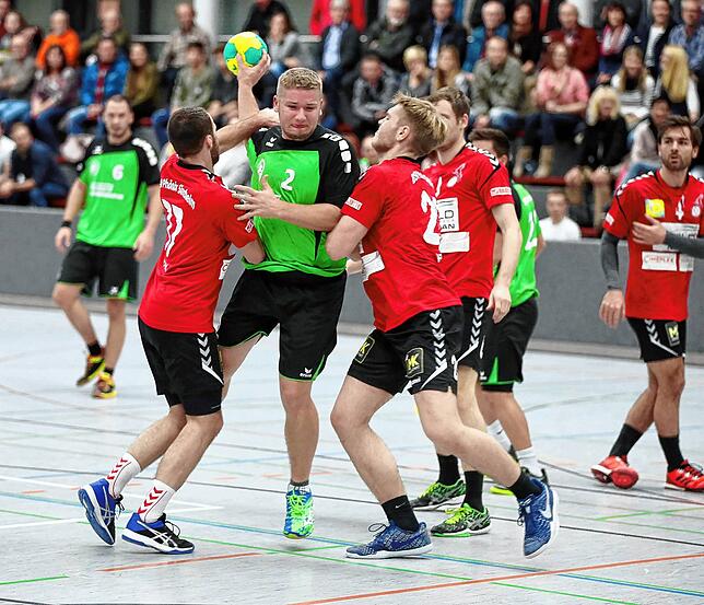 Der Blumberger Handballer Patrick Rothweiler wird in die Zange genommen. Unser Archivbild zeigt ihn im grünen Trikot des TSC Blumberg in ...