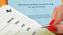 Ein Stimmzettel für die Briefwahl für die Landtagswahl am 14. März 2021 in Baden-Württemberg liegt auf einem Tisch (gestellte Szene).