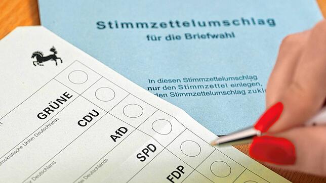 Ein Stimmzettel für die Briefwahl für die Landtagswahl am 14. März 2021 in Baden-Württemberg liegt auf einem Tisch (gestellte Szene).