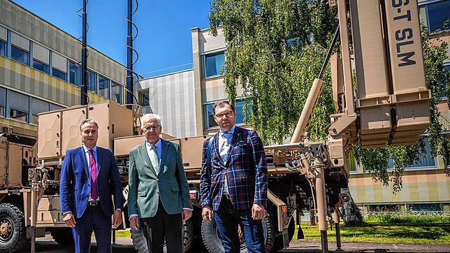 Vor dem Startgerät: Helmut Rauch, Vorstandschef von Diehl Defence, Ministerpräsident Winfried Kretschmann und Oleksii Makeiev, ...