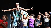Einen Kampf zwischen Ballett und Hip-Hop liefern sich Schüler des Karl-Maybach-Gymnasiums.