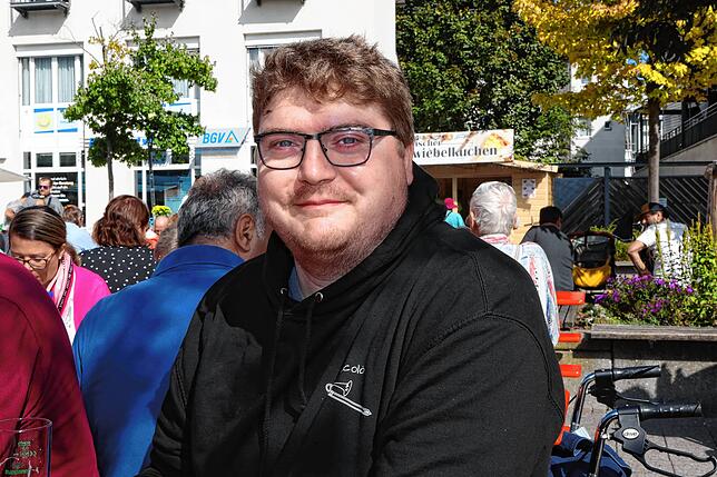 Bild 4: Zum Wohl! Die Besucher genießen Zwiebelkuchen, Dünnele und Suser